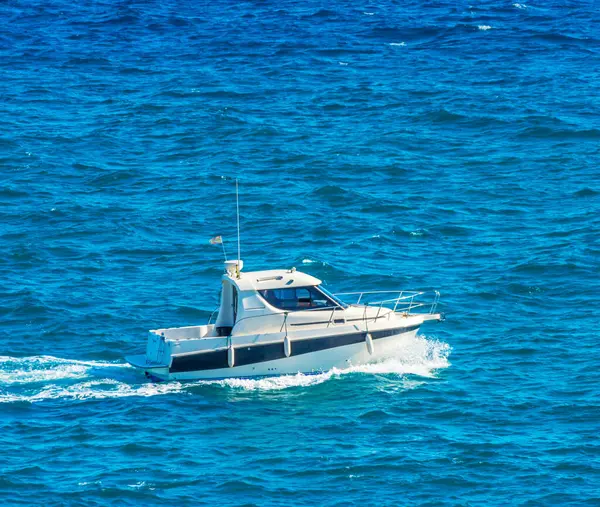 Motorbåt Segling Havet Tyst Kryssning Det Blå Vattnet — Stockfoto