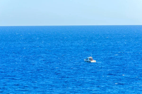 海を航海するモーターボート青い海を静かなクルーズ — ストック写真