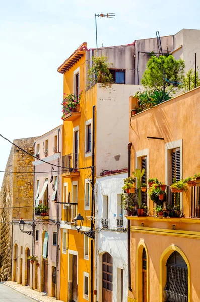 Encantadora Calle Estrecha Calle Con Fachadas Colores Del Edificio —  Fotos de Stock