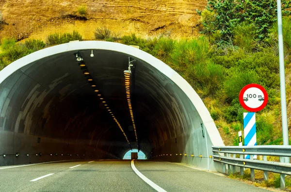 トンネルに通じる高速道路 — ストック写真