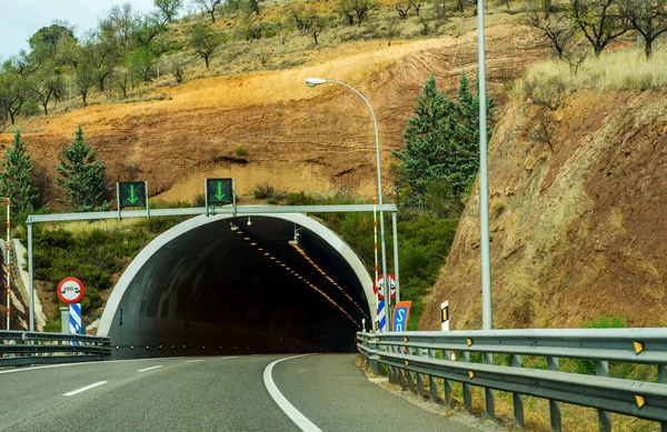 Camino Expreso Que Conduce Túnel Túnel Través Del Monte — Foto de Stock