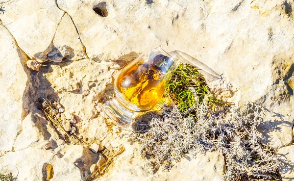 Vaso Whisky Malta Simple Vidrio Sobre Roca —  Fotos de Stock