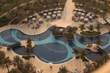 Şehirdeki modern bürokrasinin dışındadır. 