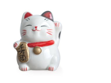 Maneki neko şanslı kedi beyaz zemin üzerinde zengin anlamına gelen metni gösterdi
