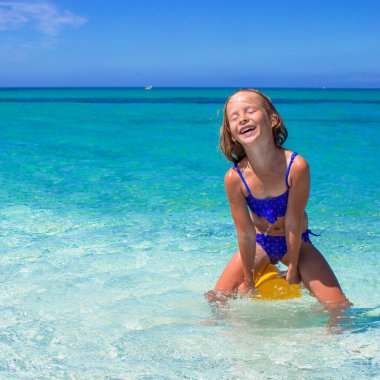 Sevimli küçük kız beraber eğlenelim beach oyuncak sırasında tatil tropikal