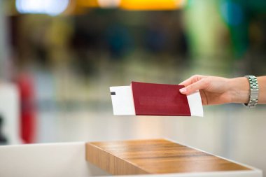 Closeup Pasaportlar ve yatılı havaalanında kapalı geçmek