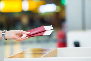 Havaalanı içinde Resepsiyon alanında, closeup Pasaportlar ve yatılı geçiş