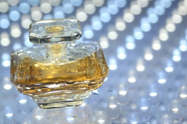 Altın şapkalı parfüm şişesi