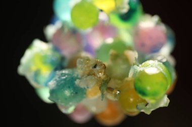 Siyah Arkaplanda Renkli Jel Şekerlerinin Yakından Görüntüsü 