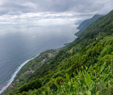 Azores takımadalarında yürüyün. Azores, Sao Jorge adasının keşfi. Portekiz, Azores. Velas