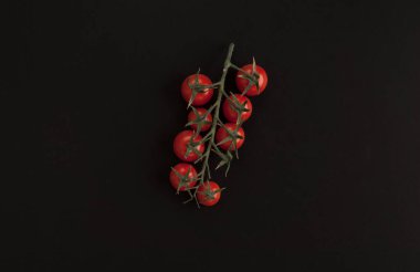 Siyah arka planda sebzeler