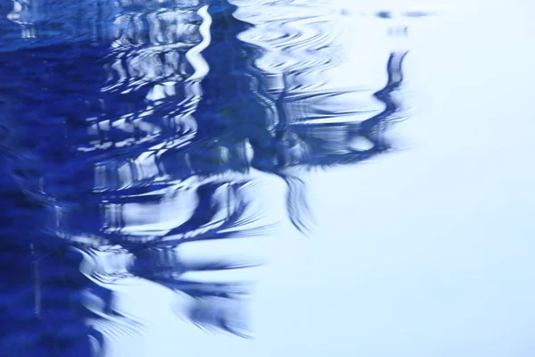 Superfície Água Com Reflexo Abstrato Árvore — Fotografia de Stock