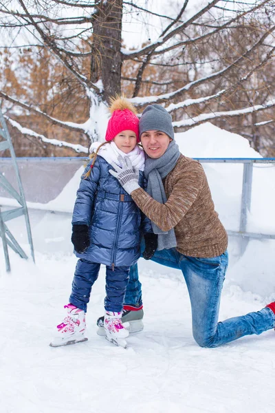Açık Havada Buz Pateni Pisti Üzerinde Mutlu Aile — Stok fotoğraf