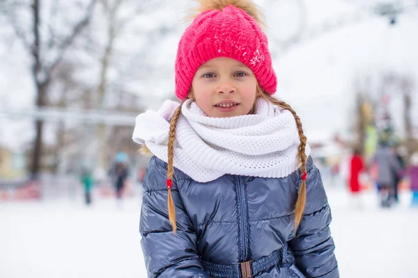 Sevimli Küçük Kız Sıcak Kışta Dışarıda Eğleniyor — Stok fotoğraf