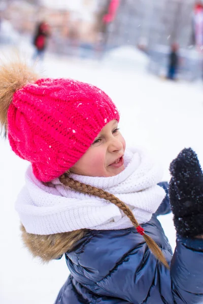 Sevimli Küçük Kız Açık Parkta Kış Gününde — Stok fotoğraf