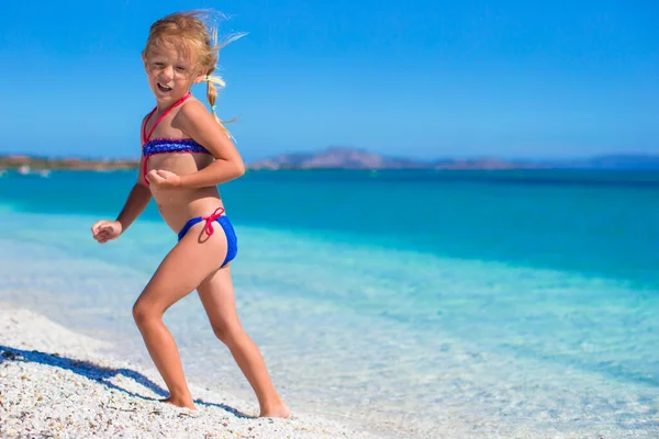 Kleines Mädchen Genießt Urlaub Tropischen Strand Mit Weißem Sand Und — Stockfoto