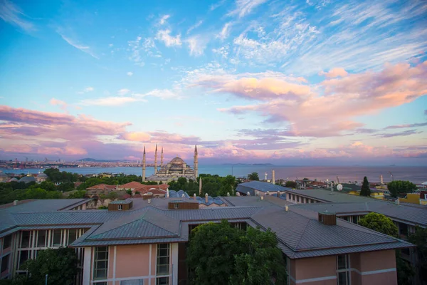 在日落时在伊斯坦布尔 土耳其 老城区的蓝色清真寺 — 图库照片