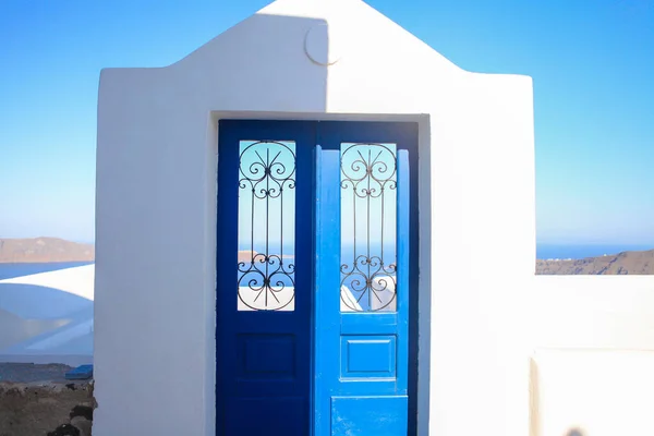 Типичная Голубая Дверь Лестницей Остров Санторини — стоковое фото