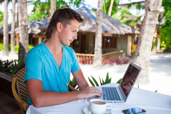 Joven Hombre Negocios Utilizando Ordenador Portátil Durante Las Vacaciones Tropicales —  Fotos de Stock