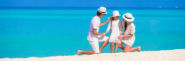 Mladá Rodina Bílé Pláži Během Letních Prázdnin — Stock fotografie