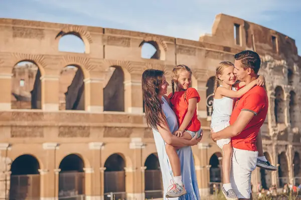 Šťastná Rodina Římě Přes Coliseum Pozadí — Stock fotografie