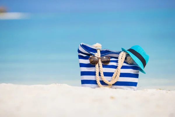 海滩配件 蓝色袋 太阳镜在白色的沙滩上 — 图库照片