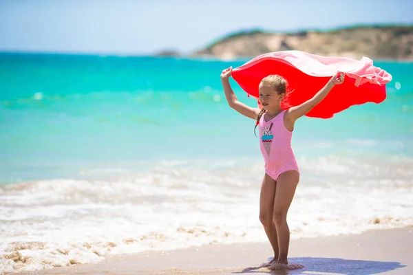 Kleines Mädchen Hat Spaß Mit Badetuch Tropenurlaub — Stockfoto