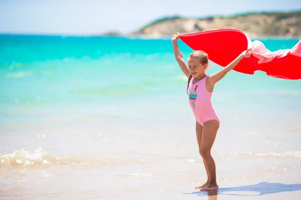 Malá Dívka Plážovým Ručníkem Během Tropické Dovolené — Stock fotografie