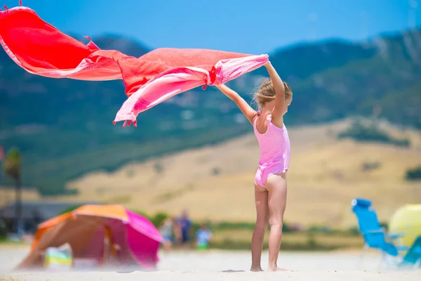 Malá Dívka Plážovým Ručníkem Během Tropické Dovolené — Stock fotografie