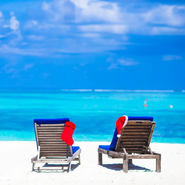 Julstrumpa Röd Och Tomtemössa Stol Tropical Vit Beach — Stockfoto