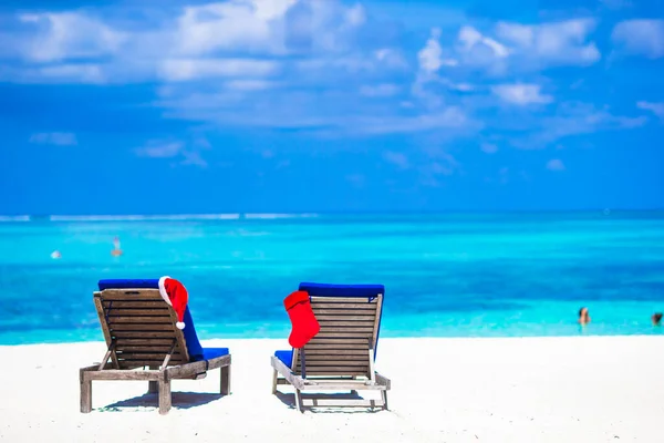 Roter Weihnachtsstrumpf Und Weihnachtsmütze Auf Stuhl Tropischen Weißen Strand — Stockfoto