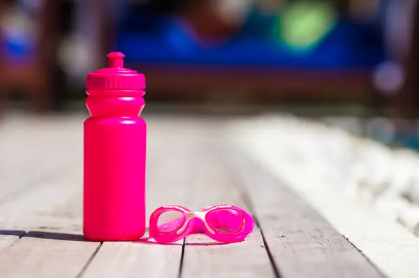 Розовая Спортивная Бутылка Воды Рядом Бассейном — стоковое фото
