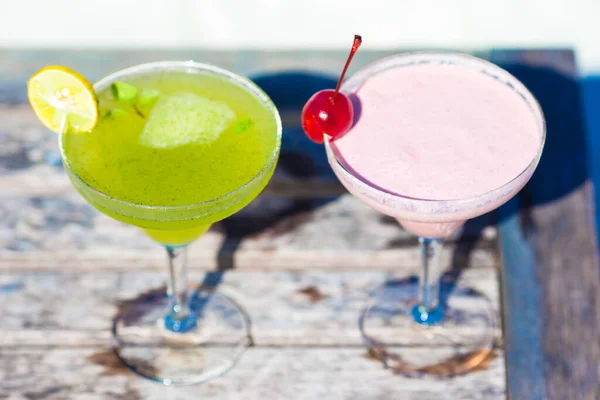 Due Gustosi Cocktail Sulla Spiaggia Tropicale Bianca — Foto Stock