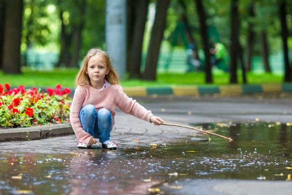 Gelukkig Meisje Plezier Een Grote Plas Herfst Park — Stockfoto