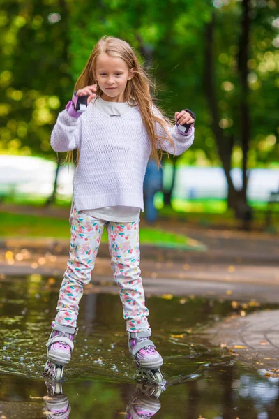 Klein Meisje Rolschaatsen Een Park — Stockfoto