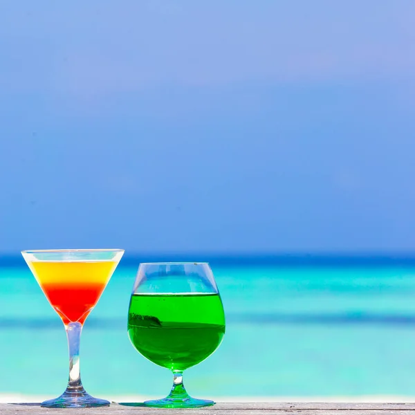 Açık Kafe Arka Planda Turkuaz Okyanusta Renkli Egzotik Kokteyller — Stok fotoğraf