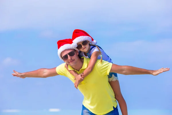 Κοριτσάκι Και Ευτυχής Πατέρας Καπέλα Santa Απολαύστε Διακοπές Χριστουγέννων — Φωτογραφία Αρχείου
