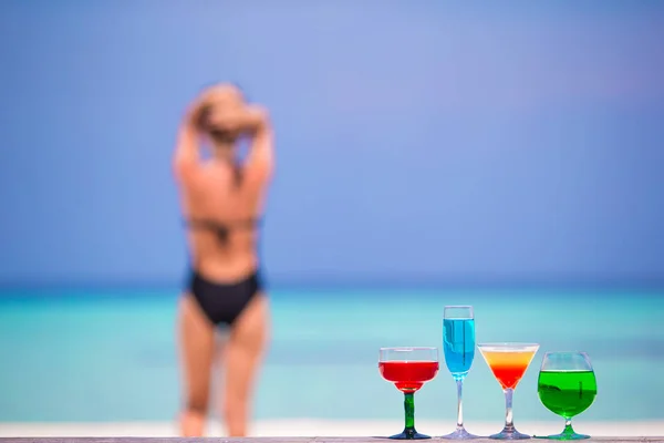 Kleurrijke Exotisch Smakelijke Cocktails Outdoor Cafe Achtergrond Turquoise Zee Meisje — Stockfoto