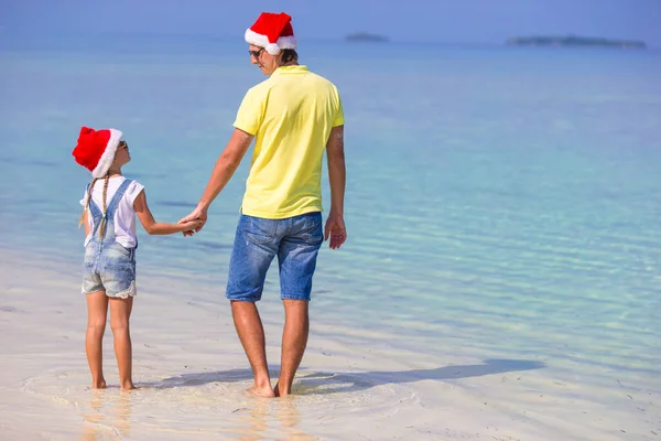 Κοριτσάκι Και Ευτυχής Μπαμπάς Καπέλα Santa Απολαύστε Διακοπές Χριστουγέννων — Φωτογραφία Αρχείου