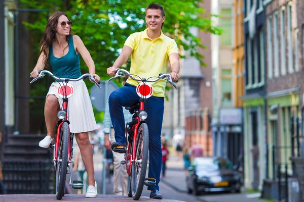 Νέοι Ευτυχισμένο Ζευγάρι Καυκάσιος Για Ποδήλατα Άμστερνταμ — Φωτογραφία Αρχείου