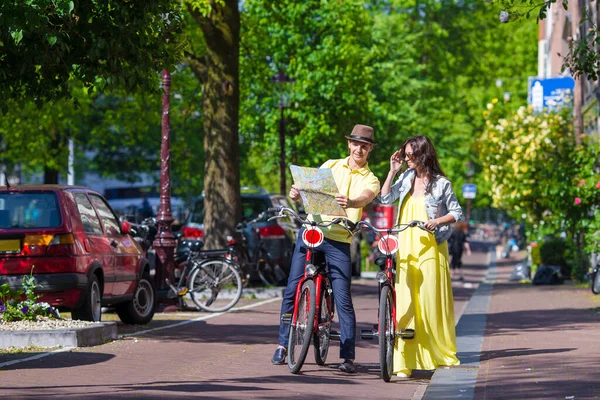 Pareja Feliz Joven Con Mapa Ciudad Bicicleta Amsterdam —  Fotos de Stock