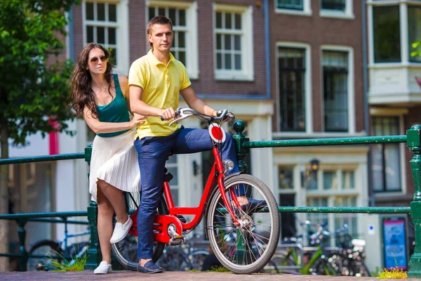 Νεαρό Ευτυχισμένο Ζευγάρι Ποδήλατα Στο Μπριτζ Στο Άμστερνταμ — Φωτογραφία Αρχείου