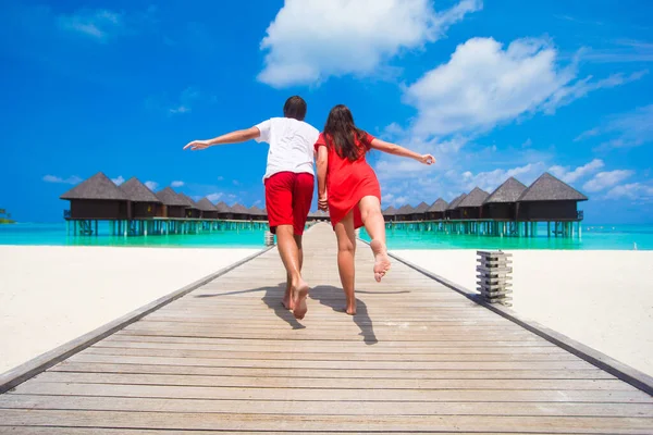 Jeune Couple Heureux Rouge Pendant Les Vacances Plage Tropicale — Photo