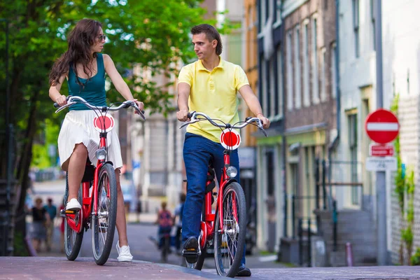 Νεαρό Ευτυχισμένο Ζευγάρι Ποδήλατα Παλιούς Δρόμους Στο Άμστερνταμ Ολλανδία — Φωτογραφία Αρχείου