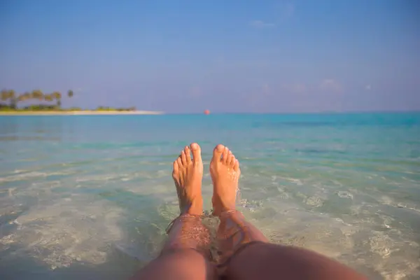 Ženské Nohy Bílé Písečné Pláže Čisté Vody — Stock fotografie