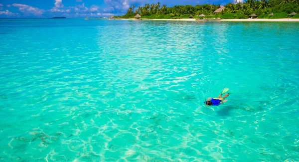 Junger Mann Schnorchelt Klaren Tropischen Türkisfarbenen Wasser — Stockfoto