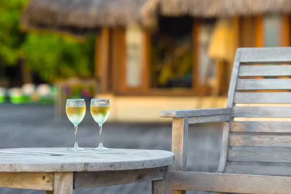 Två Glas Gott Vitt Vin Solnedgången Träbord — Stockfoto