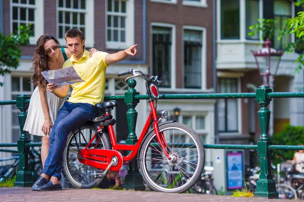Junges Touristenpaar Schaut Sich Karte Mit Fahrrädern Europäischer Stadt — Stockfoto