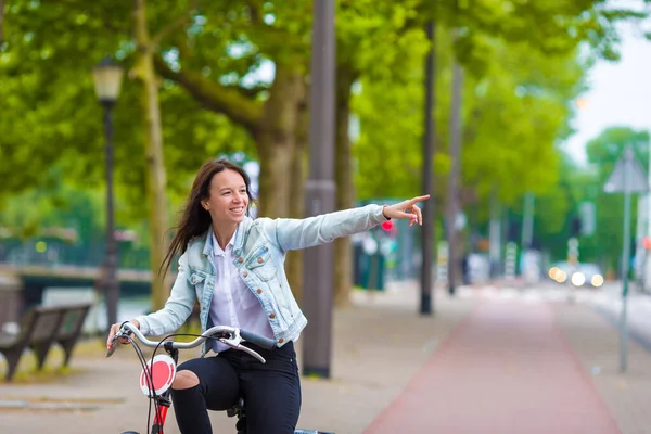 Młoda Kobieta Szczęśliwy Rowerze Europejskie Miasto — Zdjęcie stockowe