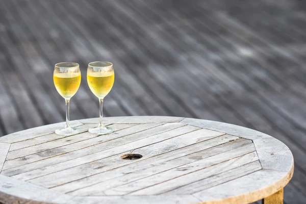 Due Bicchieri Buon Vino Bianco Tramonto Sul Tavolo Legno — Foto Stock